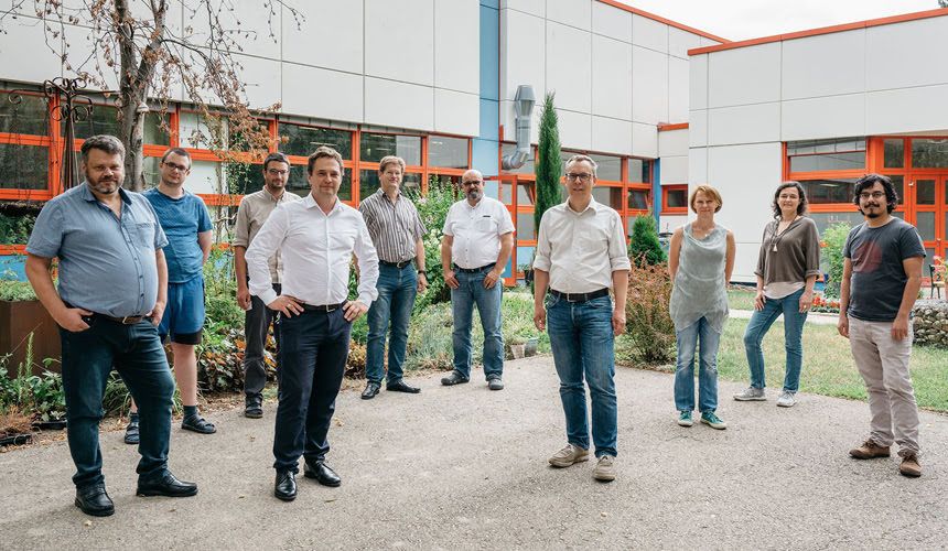 Das innovative Team von CARGOMETER steht im Freien vor dem Firmengebäude.