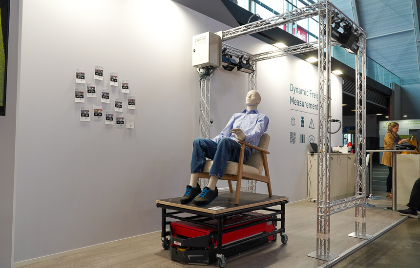 Creform AGV transporting objects through the CARGOMETER system for dynamic freight dimensioning at LogiMAT 2026