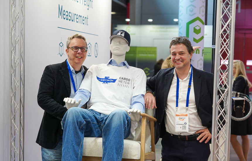 Michael Baumgartner and Bernhard Obermaier during the live demonstration of the CARGOMETER freight measurement system at LogiMAT 2026 in Stuttgart