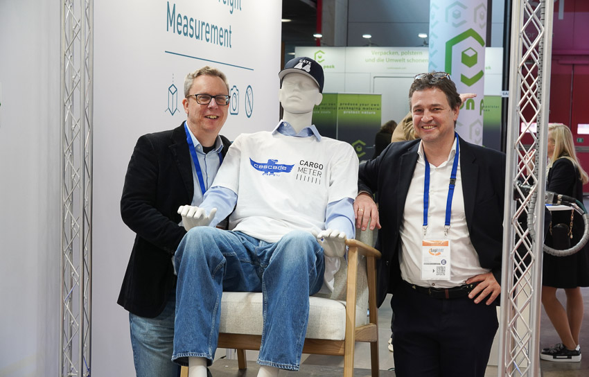 Bernhard Obermaier und Michael Baumgartner während der CARGOMETER Live-Demonstration zur Frachtvermessung auf der LogiMAT 2026