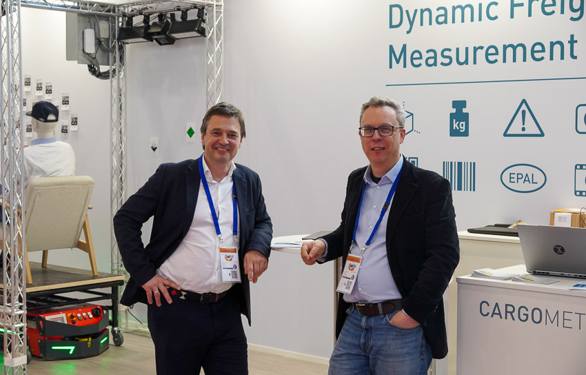 Bernhard Obermaier und Michael Baumgartner am CARGOMETER Live-Setup für dynamische Frachtvermessung auf der LogiMAT 2026