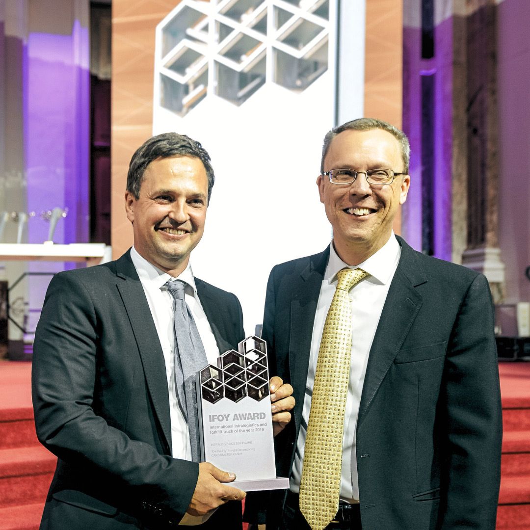 Dr. Baumgartner und Dr. Obermaier bei der Verleihung des IFOY Awards 2019 – ausgezeichnet für das weltweit erste 3D-Frachtvermessungssystem „on-the-fly“.